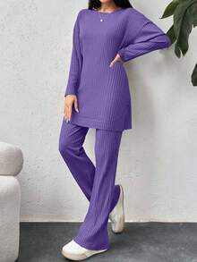 Completo in cotone con spalle scoperte, orlo spaccato, t-shirt e pantaloni