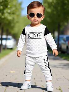 SHEIN Playful Pals 1 套男婴休闲时尚“KING”字母和几何印花长袖运动衫和运动裤套装，秋冬婴幼儿连帽衫套装，适合日常休闲、运动和玩耍 - 彩色 - 查看 1