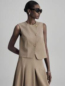 Ontre 2026春夏女装卡其色不对称斜襟金属纽扣设计背心半身套装，优雅适合派对和都市通勤 - 卡其色 - 查看 7