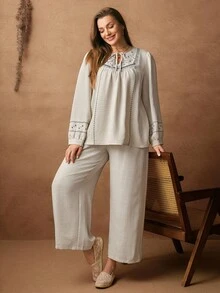 EMERY ROSE 2 Stücke Große Größen Set aus grafisch bedruckter Bluse mit Krawattenausschnitt und weiter Hose mit langen Ärmeln