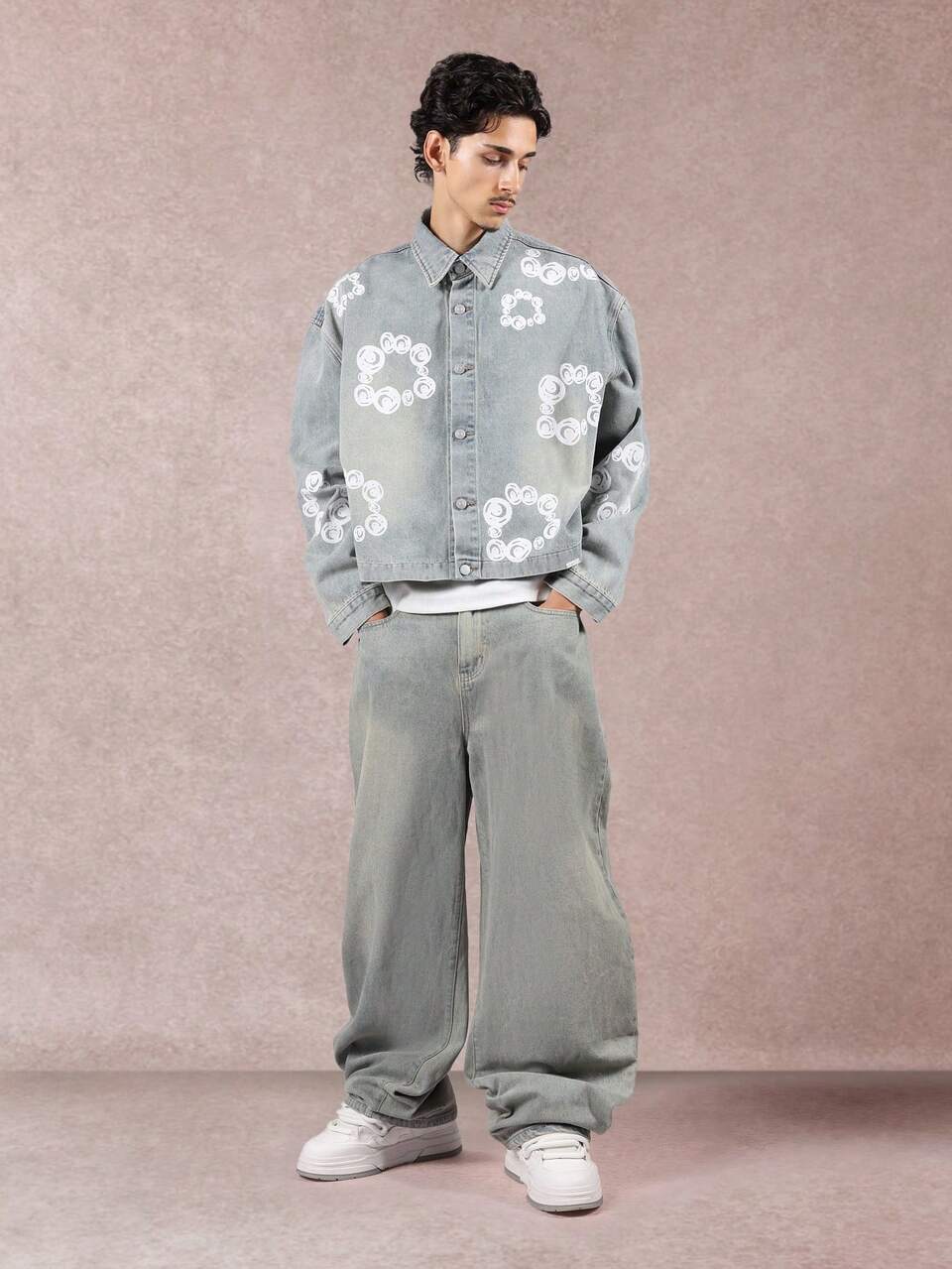 Kurtka jeansowa w kolorze jasnego denimu z nadrukiem w koła