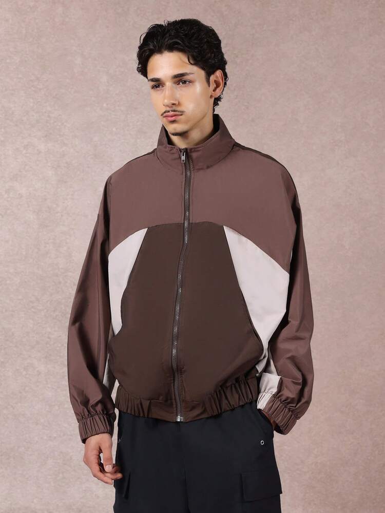 Kolorowa wiatrówka z golfem i elastycznymi detalami