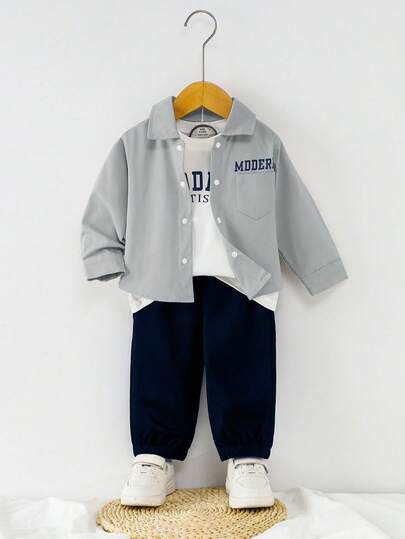 SHEIN 3件套婴儿/男童休闲韩版白色长袖衬衫、字母印花背心和黑色裤子套装，适合日常、运动、户外活动，春夏男童外套套装，男童服装，男童棒球服套装，男童套装，男童秋冬服装套装