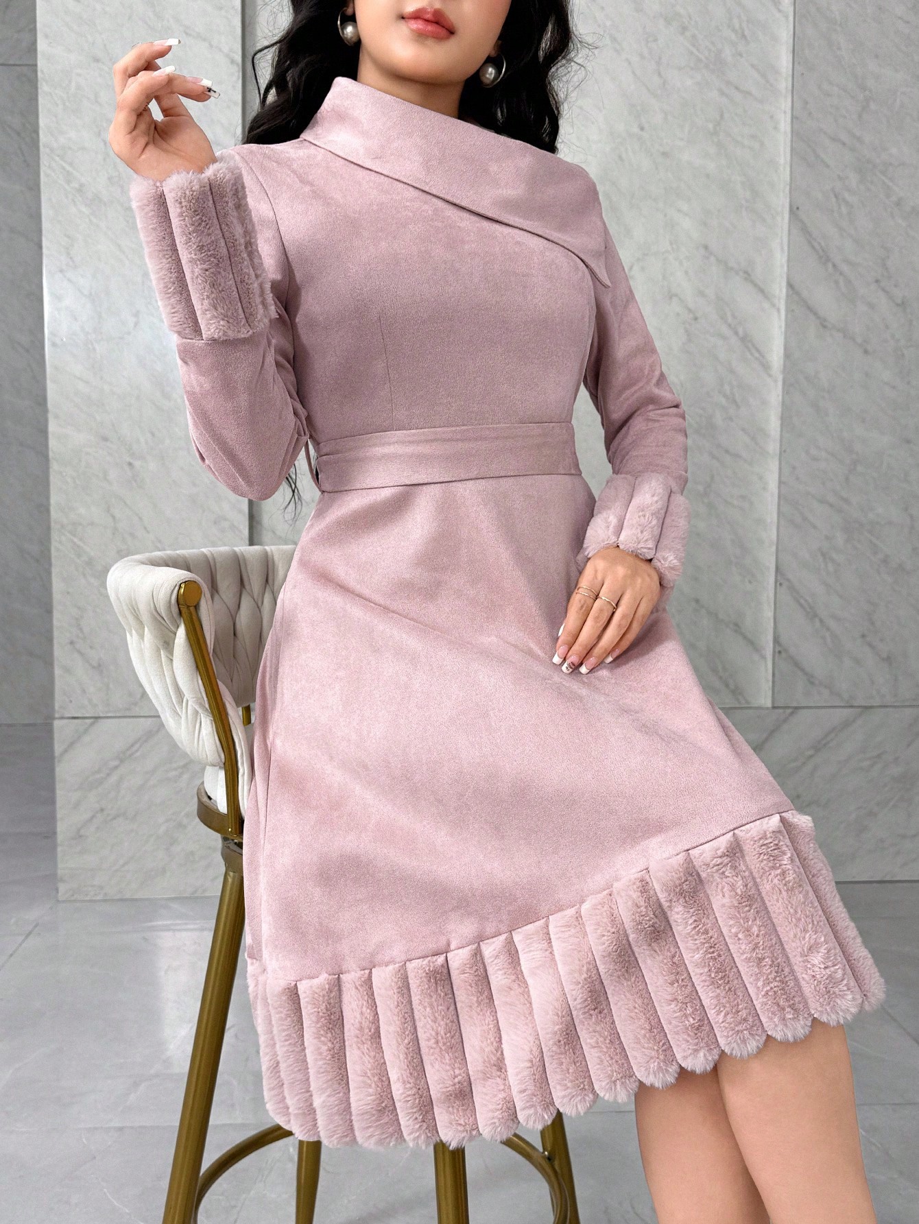 Modelyn فستان متوسط الطول مزين بالجلد المدبوغ والي...