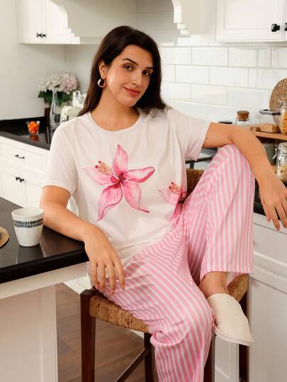 SHEIN ZzzCrew 大码女式花卉印花短袖上衣和条纹长裤 2 件套睡衣套装 女士睡衣套装 女士睡衣套装 花卉睡衣套装 条纹睡衣套装 女士睡衣套装 粉色和白色睡衣套装 女士睡衣套装 带条纹的女士睡衣套装 女士睡衣套装 粉色条纹睡裤 花卉印花睡衣上衣 女士睡衣套装