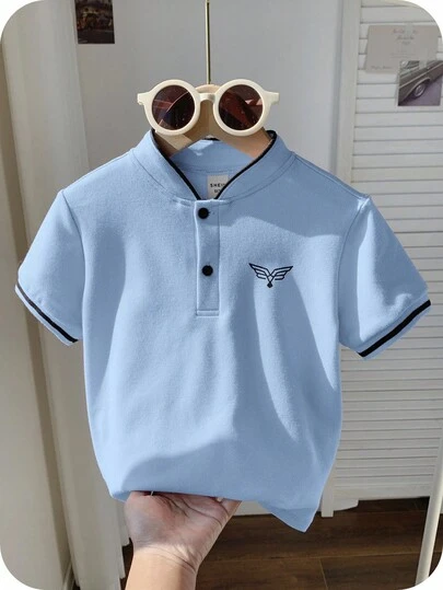 1件男童休闲修身翻领印花针织短袖polo衫，适合日常穿着、上学、外出、运动、春夏穿着。