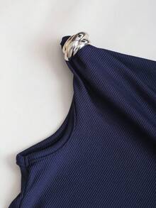 Sweetra Conjunto de 2 piezas minimalista y versátil para mujer, con decoración de metal plateado, top asimétrico de hombros descubiertos y pantalones rectos y anchos de estilo casual