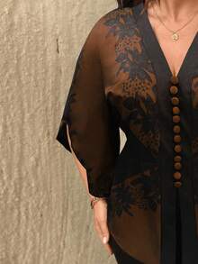 SHEIN Tall Áo kiểu nữ cổ chữ V cài nút trang trí ôm eo họa tiết tay 3/4 không đối xứng thanh lịch - màu nâu - Xem 3