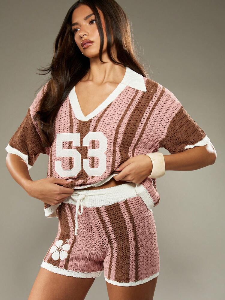 MISSGUIDED Gestrickter gehäkelter Zweiteiler Co Ord Set Nummer 53 gestreiftes V-Ausschnitt Top, hochgeschnittene Shorts, Sommer Lässig Beach Festival Outfit mit Blumen Applikation