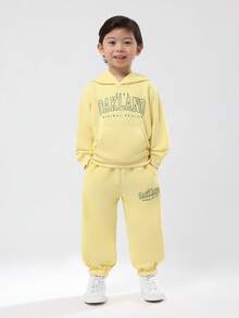 SUMWON Conjunto de dos piezas de invierno para niños, edición mínima de Oakland, con sudadera con capucha y pantalones jogger, ropa de calle para otoño e invierno - Amarillo - Ver 1