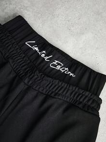 Manfinity EMRG Bộ đồ nam phong cách đường phố phiên bản giới hạn áo hoodie in họa tiết và quần cạp rút, thích hợp cho lễ hội âm nhạc ngoài trời, hộp đêm, quà tặng bạn trai/chồng, quà kỷ niệm, bộ đồ hai mảnh màu đen cho nam, bộ đồ hoodie và quần nỉ, trang phục hai mảnh cho nam, bộ đồ nỉ thiết kế, bộ đồ nỉ màu đen, phong cách những năm 2000, trang phục mùa thu, trang phục ấm áp - màu đen - Xem 4