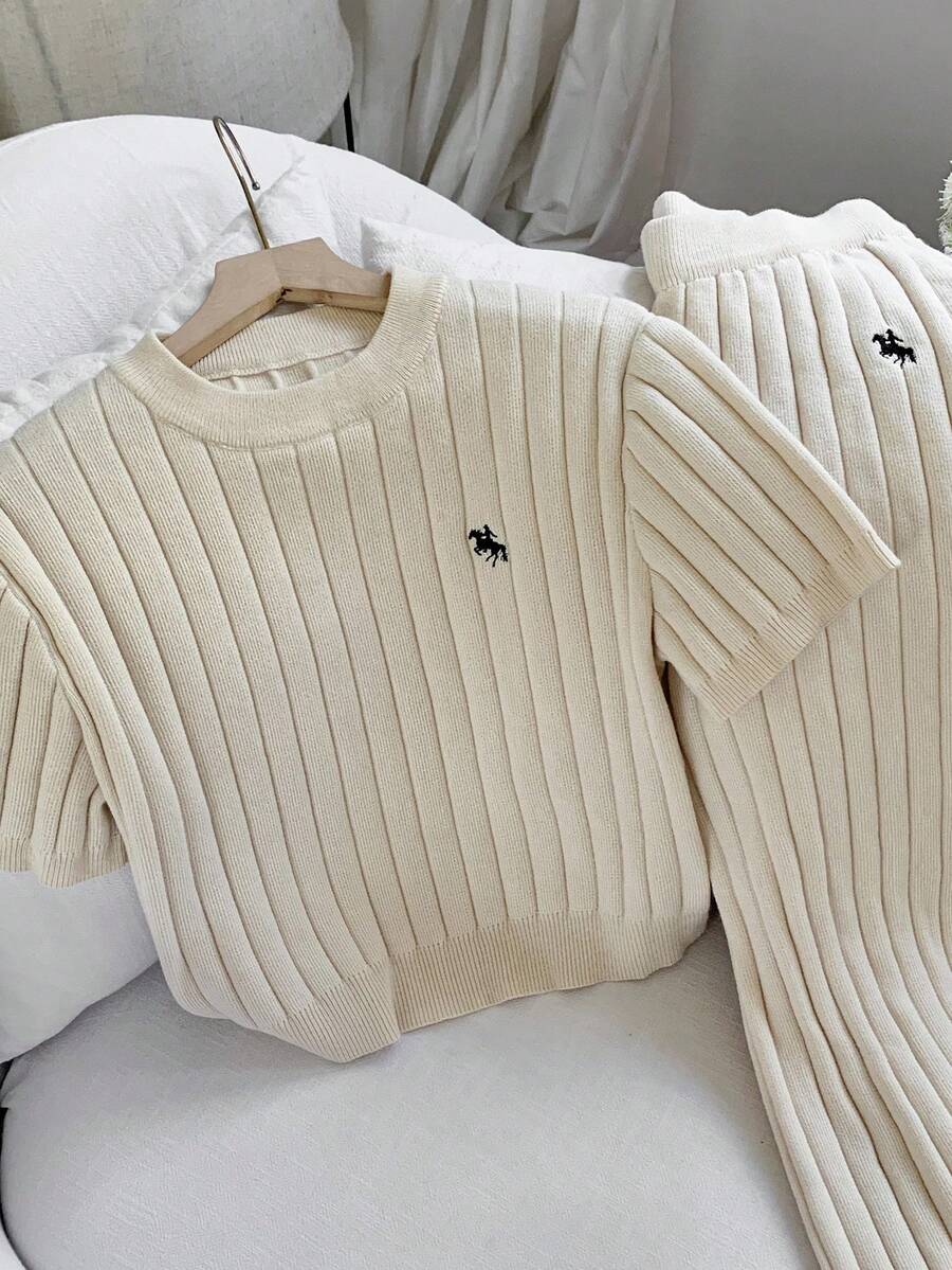 SHEIN EZwear 大码女式骑士刺绣短袖针织上衣和针织混纺裤休闲两件套 - 杏色 - 查看 1