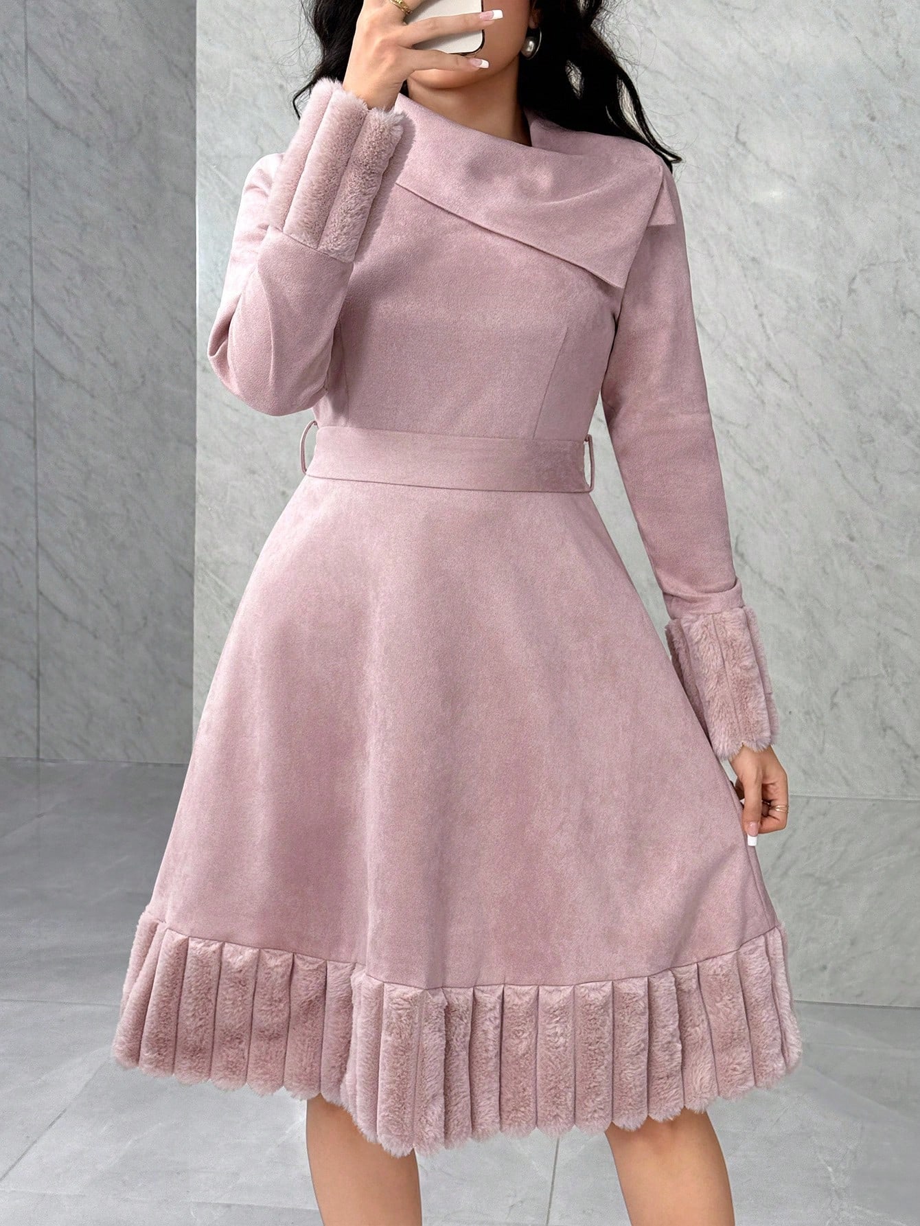 Modelyn فستان متوسط الطول مزين بالجلد المدبوغ والي...