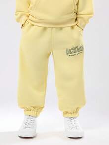 SUMWON Conjunto de dos piezas de invierno para niños, edición mínima de Oakland, con sudadera con capucha y pantalones jogger, ropa de calle para otoño e invierno - Amarillo - Ver 4