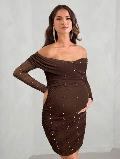 MaterniChic 孕妇白色露肩珍珠装饰紧身派对礼服，优雅孕妇装