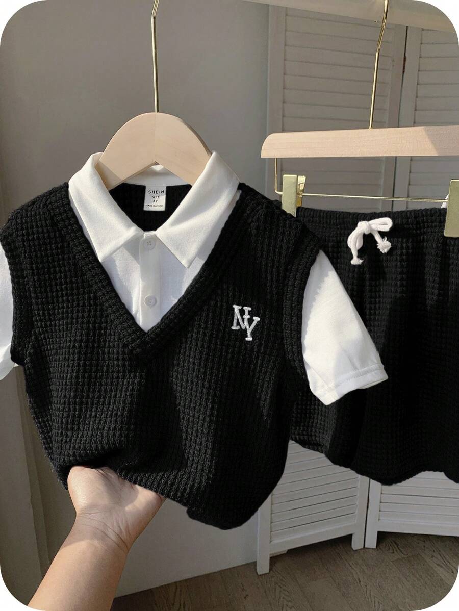 SHEIN 2 件套年轻男孩休闲图案 T 恤和短裤套装，柔软华夫格面料，字母印花设计，适合日常穿着、学校、户外、运动、春夏 - 黑色 - 查看 1