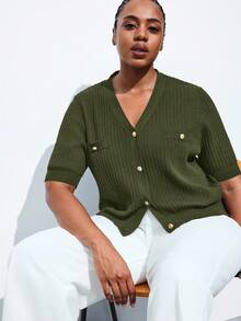 Maija 大码女式短袖针织上衣，饰有金属纽扣，适合商务休闲或秋季工作场合 - 軍綠色 - 查看 1