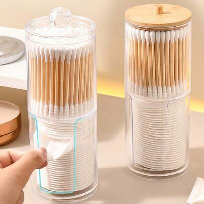 Hộp đựng tăm bông trong suốt với nắp bằng tre tự nhiên, vừa chống bụi vừa đẹp mắt. Có thể dùng làm hộp đựng bông tẩy trang, hộp đựng thuốc hoặc hộp đựng đồ nhỏ, lý tưởng để sắp xếp tăm bông, mỹ phẩm và các vật dụng cần thiết trong phòng tắm hoặc gia đình. Thiết kế đơn giản và tiện dụng giúp nó trở nên hoàn hảo cho việc sắp xếp hàng ngày và là một món quà tuyệt vời cho dịp lễ hoặc Giáng sinh.