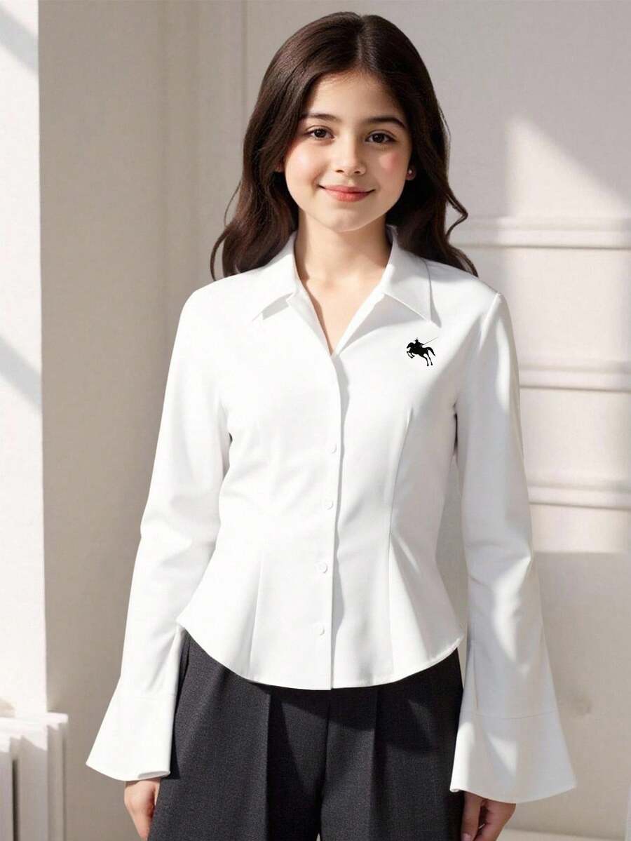 SHEIN 少女休闲百搭简约衬衫,胸前有黑色骑士图案,下摆弧形,适合外出、购物、上学、通勤,可搭配夹克、外套、裤子、长袖上衣 - 白色 - 查看 1