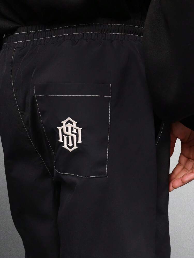 Calças largas com ajuste solto e costura contrastante