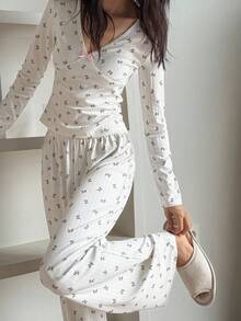 Livesso 女款蝴蝶印花V領長袖上衣與長褲睡衣套裝 秋冬居家休閒套裝 - 白色 - 查看 3