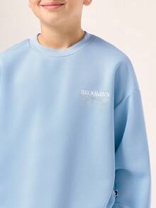 SUMWON Brooklyn Archive 套装：阔腿运动裤搭配圆领卫衣，街头风都市地球印花经典款，秋冬青少年时尚 - 淺藍色 - 查看 5