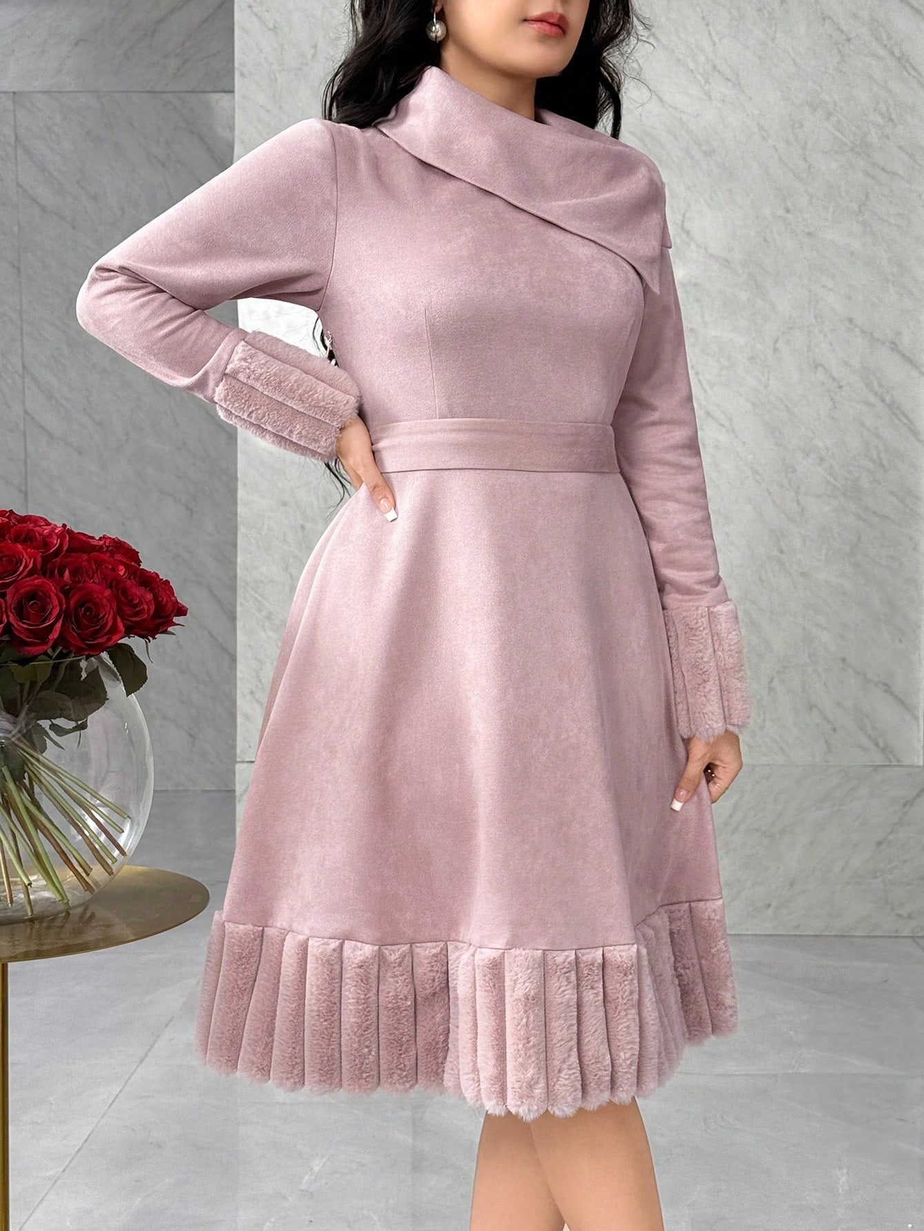 Modelyn فستان متوسط الطول مزين بالجلد المدبوغ والي...