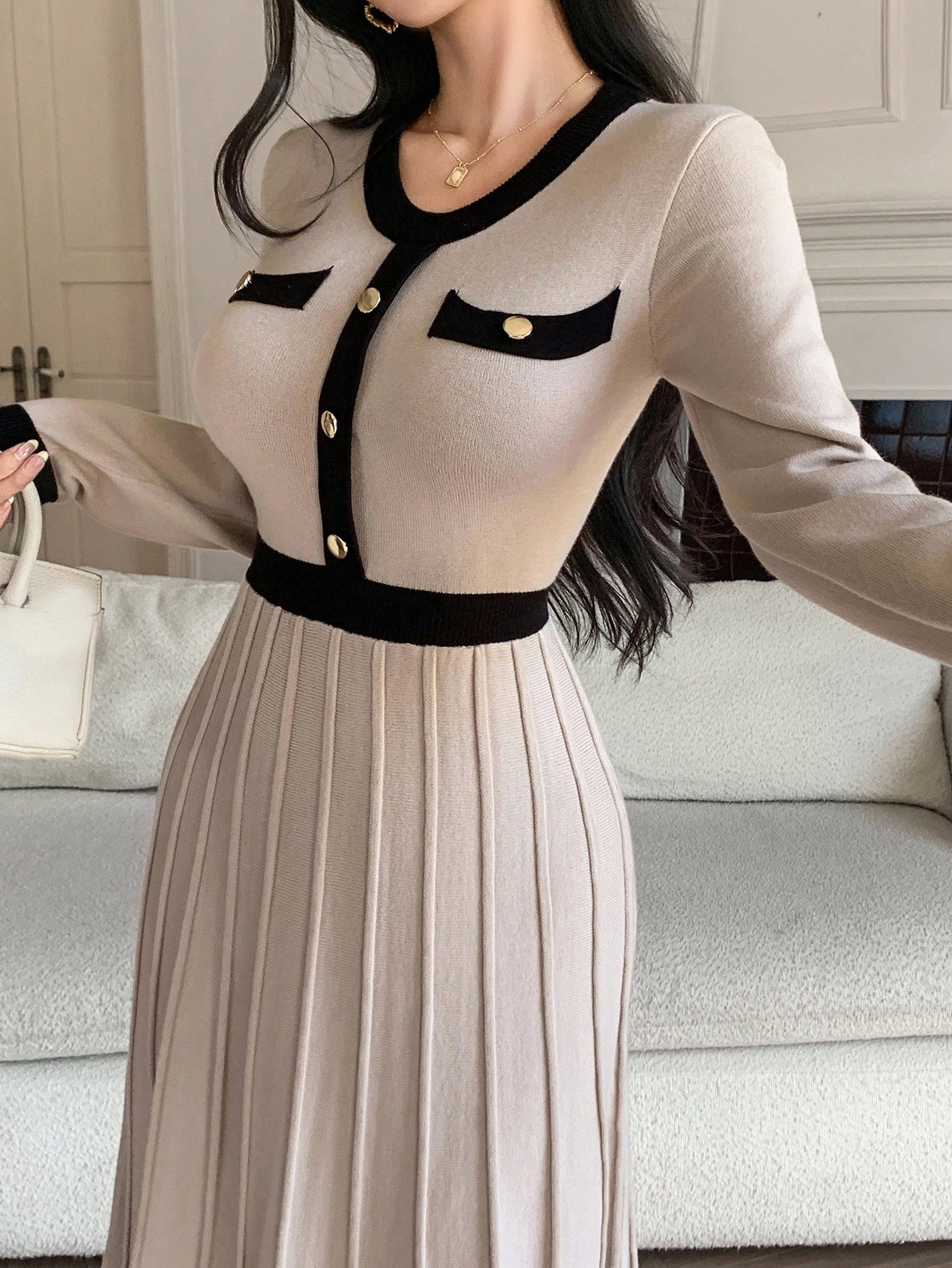 فستان كنزة صوفية أنيق بتصميم ألوان متباينة وياقة م...