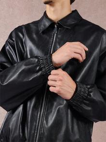 SUMWON 常规款 PU 皮革飞行员夹克，压花徽标细节，经典罗纹领，松紧腰带，冬季秋季时尚外套 - 黑色 - 查看 6