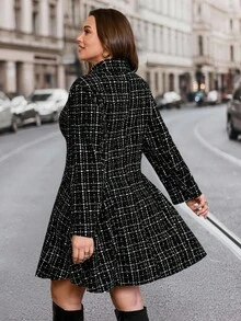SHEIN Clasi 大码优雅黑白格纹收腰粗花呢套装，女士黑白粗花呢A字西装外套，优雅粗花呢迷你裙，双排扣西装，四季皆宜的粗花呢套装，黑色西装外套，适合办公室、工作、派对和日常穿着，时尚西装外套，A字版型，适合秋冬春季穿着，经典千鸟格纹西装外套，适合商务场合、晚宴和休闲时尚造型