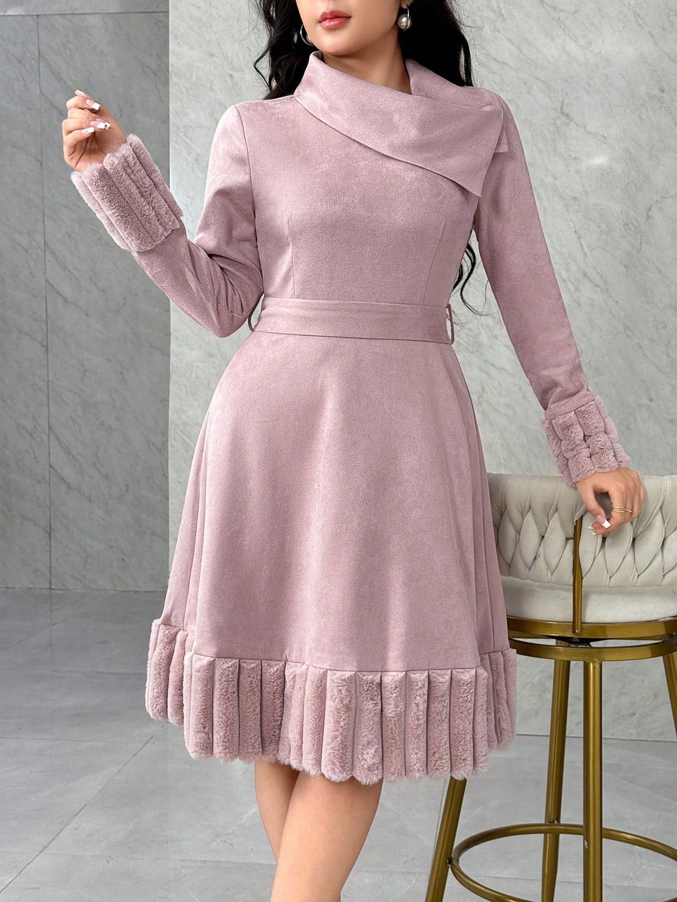 Modelyn فستان متوسط الطول مزين بالجلد المدبوغ والي...