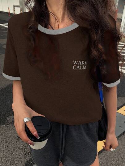 DAZY เสื้อยืดแขนสั้นคอกลมพิมพ์ลายตัวอักษรสีตัดกันลำลองสำหรับผู้หญิง