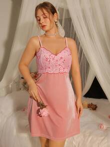 DelicateAllure Zweifarbiges Spitzen-Patchwork-Samt-Nachthemd mit Rückenausschnitt - Pink - Übersicht 3