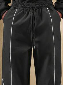 SUMWON Pantalones de chándal con detalles de rayas de contraste en los paneles laterales, fondo deportivo clásico de pierna ancha con cordón, bolsillos laterales, ropa urbana y deportiva de otoño e invierno, estilo moderno de ocio activo - Negro - Ver 4