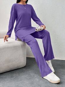 Completo in cotone con spalle scoperte, orlo spaccato, t-shirt e pantaloni