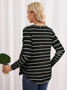 SHEIN Camiseta de maternidad con rayas, manga de mariposa con botones en la espalda y bajo curvo, otoño - Negro - Ver 2