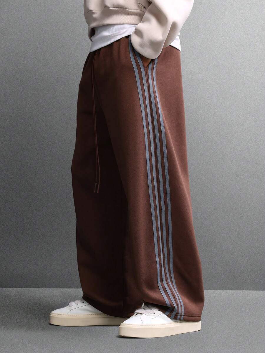 SUMWON 舒适阔腿抓绒运动裤，侧边条纹细节，筒形版型，休闲居家裤，抽绳腰带，秋冬街头风纯色 - 棕色 - 查看 1