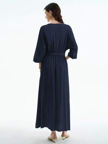 Aalyst 女士优雅简约高端时尚V领无袖收腰复古D形环扣装饰A字七分袖中长连衣裙，适合办公室、通勤、海滩、度假、音乐节等场合，纯色竹纤维面料 - 藏蓝色 - 查看 2