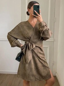 DAZY فستان قصير كاجوال بأكمام طويلة وياقة على شكل حرف V مربوط بحزام، طباعة ربطة الصبغة، للنساء، خريف/شتاء - بني - مشاهدة 3