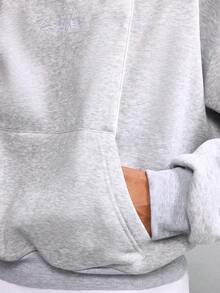 SUMWON Hoodie Pullover Pendek dengan Saku Tengah dan Logo Polos - Grey - View 4