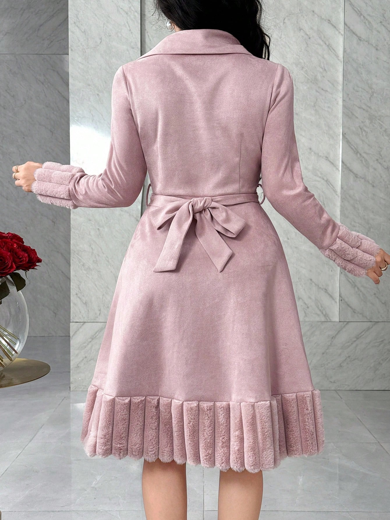 Modelyn فستان متوسط الطول مزين بالجلد المدبوغ والي...