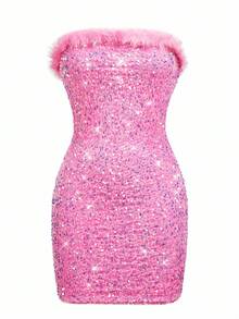 Shutterstock Y2Kool 闪亮粉色流苏性感Y2K休闲女式抹胸紧身迷你连衣裙，适合秋冬季度假、派对、聚会、日常穿着。图案连衣裙、粉色亮片连衣裙、粉色夜店连衣裙、亮片连衣裙、粉色珠片连衣裙、粉色闪亮连衣裙，时尚服装系列，新年穿搭。 - 粉色 - 查看 5