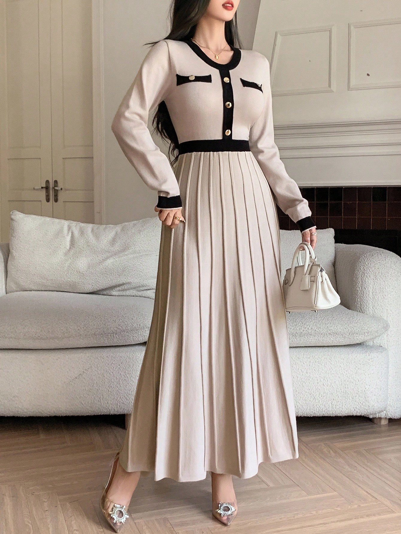 فستان كنزة صوفية أنيق بتصميم ألوان متباينة وياقة م...