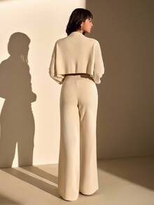 CLARA VERO Elegante set a due pezzi in maglia color crema con dettagli in oro e pantaloni larghi da lounge