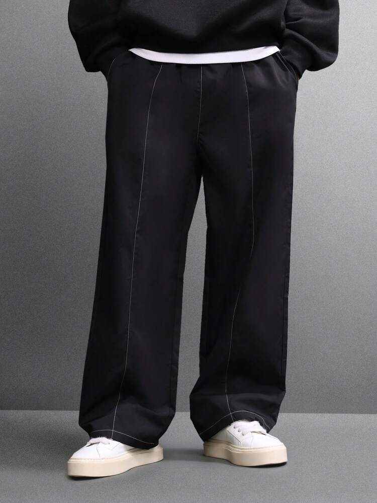 Calças largas com ajuste solto e costura contrastante