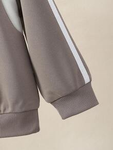 SHEIN Explorewe 2 peças/Conjunto Calça de Moletom e Jaqueta com Capuz Casual de Estilo Escolar para Meninos Pequenos, Volta às Aulas 2025 Roupa Casual Atlética para Crianças - Multicolorido - Visão 8