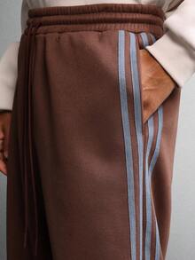 SUMWON 舒适阔腿抓绒运动裤，侧边条纹细节，筒形版型，休闲居家裤，抽绳腰带，秋冬街头风纯色 - 棕色 - 查看 7