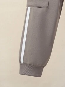 SHEIN Explorewe 2 peças/Conjunto Calça de Moletom e Jaqueta com Capuz Casual de Estilo Escolar para Meninos Pequenos, Volta às Aulas 2025 Roupa Casual Atlética para Crianças - Multicolorido - Visão 4