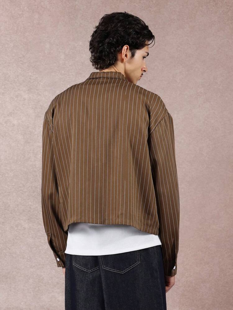 포켓 자수가 있는 세로 줄무늬 버튼 다운 셔츠
