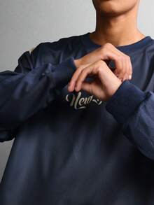 SUMWON Áo bóng đá tay dài hai lớp Boxy Fit New York in họa tiết áo phông xanh navy phong cách retro đô thị thường ngày dạo phố mùa thu đông nhiều lớp - Màu xanh lam - Xem 3